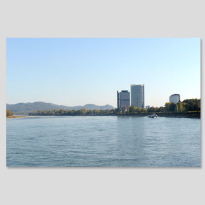 Rhein mit Blick auf Siebengebirge und ehem. Regierungsviertel