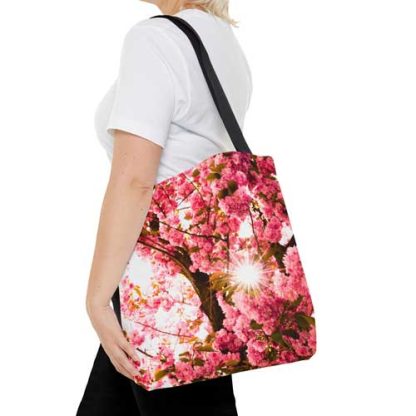 Tote Bag - Sonne scheint durch die Kirschblüten - Beidseitig bedruckte Umhängetasche – Bild 2